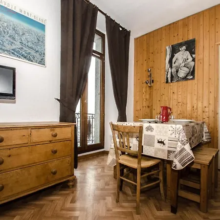 Carlton Apartment